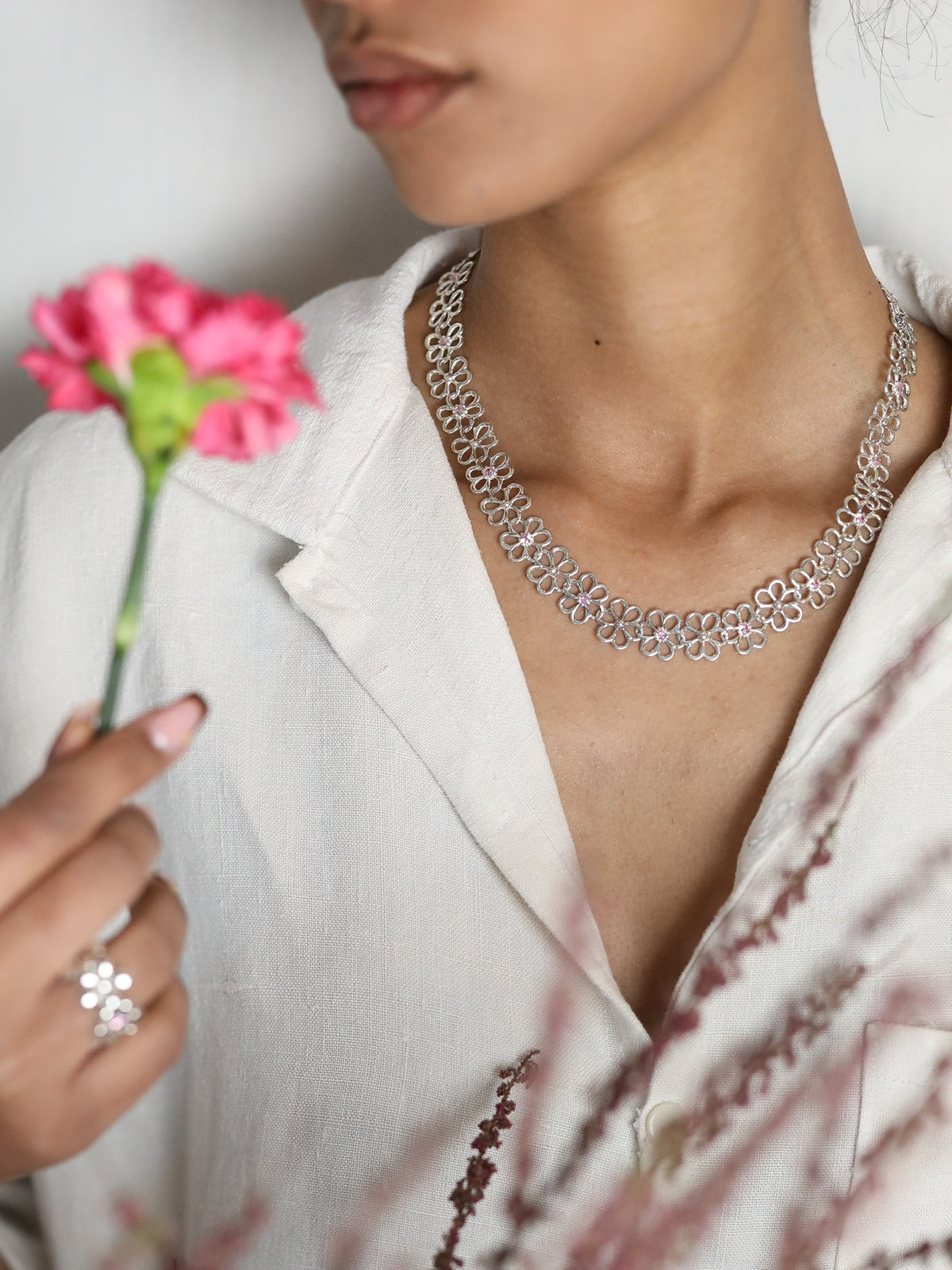 Collier Illumination en argent 925, chaine fleur serti de pierres d'intention, porté au cou vue large — Collection Éclosion