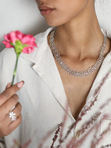 Collier Illumination en argent 925, chaine fleur serti de pierres d'intention, porté au cou vue large — Collection Éclosion
