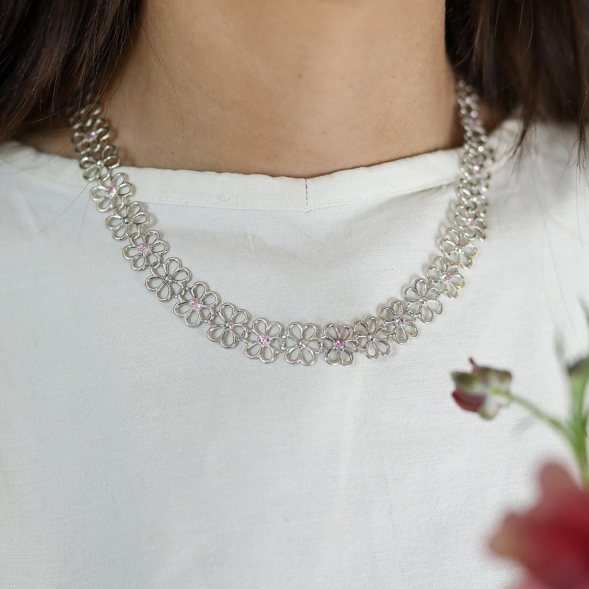 Collier Illumination en argent 925, fleur serti de pierres d'intention, porté au cou — Collection Éclosion