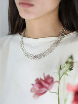 Collier Illumination en argent 925, chaine fleur serti de pierres d'intention, vue large porté — Collection Éclosion