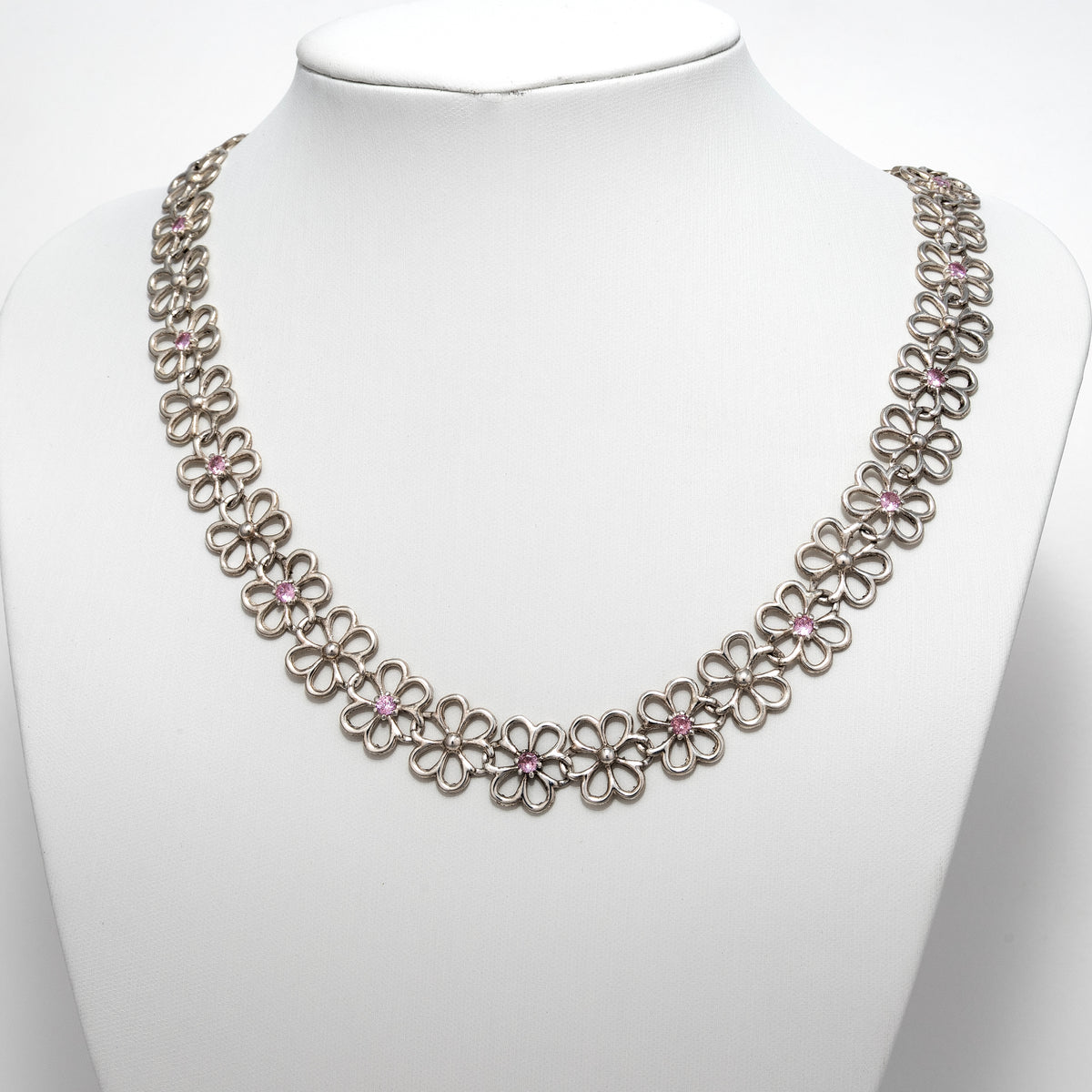 Collier Illumination en argent 925, fleur serti de pierres d'intention, vue d'ensemble — Collection Éclosion