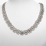 Collier Illumination en argent 925, chaine fleur serti de pierres d'intention, vue de face — Collection Éclosion
