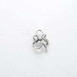 Earcuff Intuition en argent 925, fleur serti de pierres d'intention, pierre blanche — Collection Éclosion