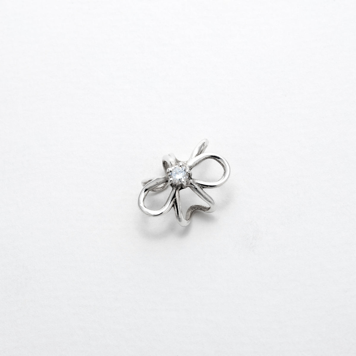 Ear cuff Intuition en argent 925, fleur serti de pierres d'intention, moissanite— Collection Éclosion