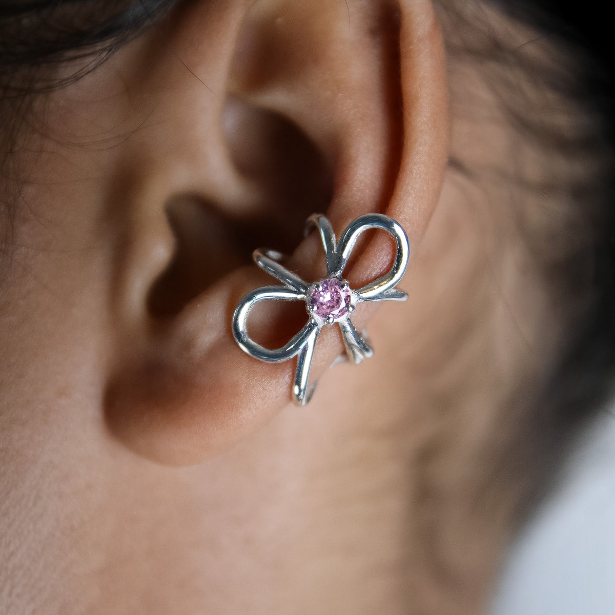 Ear cuff Intuition en argent 925, fleur serti de pierres d'intention, détail porté— Collection Éclosion