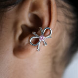 Ear cuff Intuition en argent 925, fleur serti de pierres d'intention, détail porté— Collection Éclosion