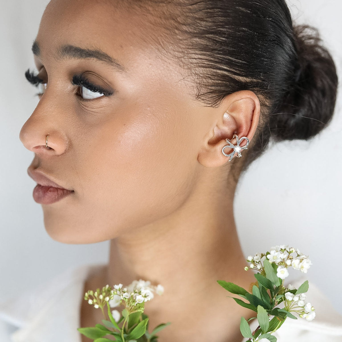 Ear cuff Intuition en argent 925, fleur serti de pierres d'intention, porté profil — Collection Éclosion