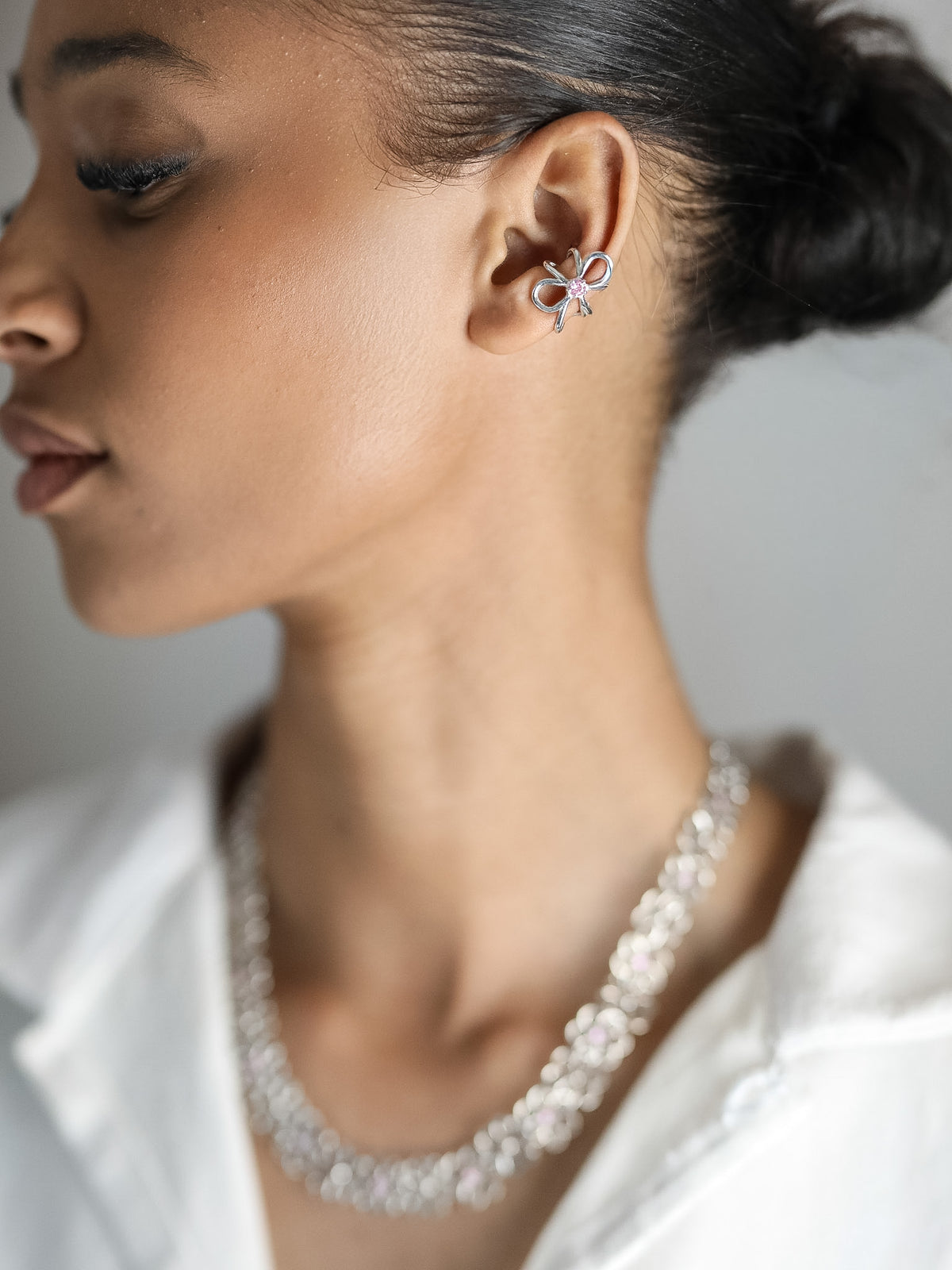 Earcuff Intuition en argent 925, fleur serti de pierres d'intention, porté vue d'ensemble — Collection Éclosion