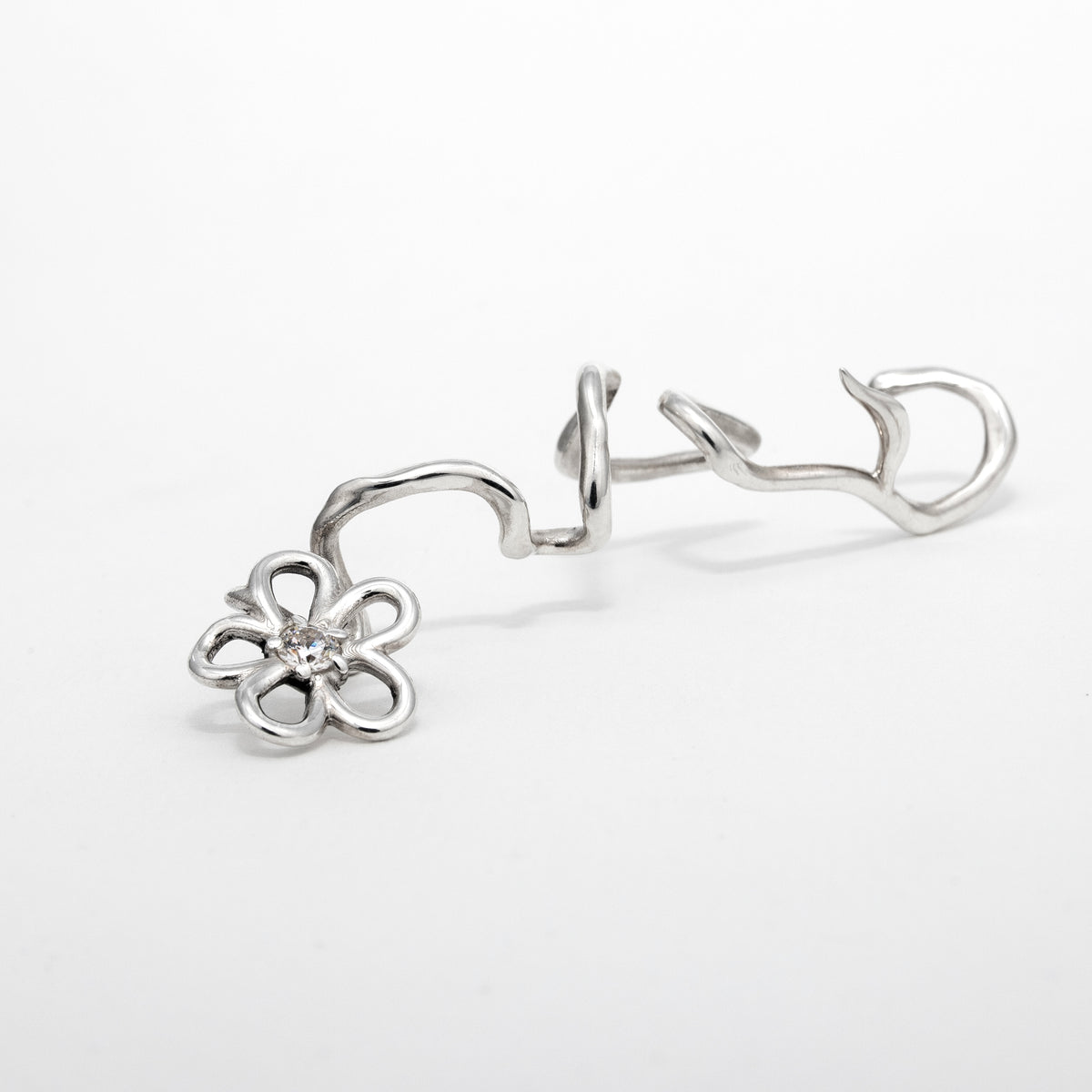 Ear cuff Trajectoire en argent 925, fleur serti de pierres d'intention vue de côté — Collection Éclosion
