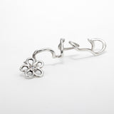 Ear cuff Trajectoire en argent 925, fleur serti de pierres d'intention vue de côté — Collection Éclosion