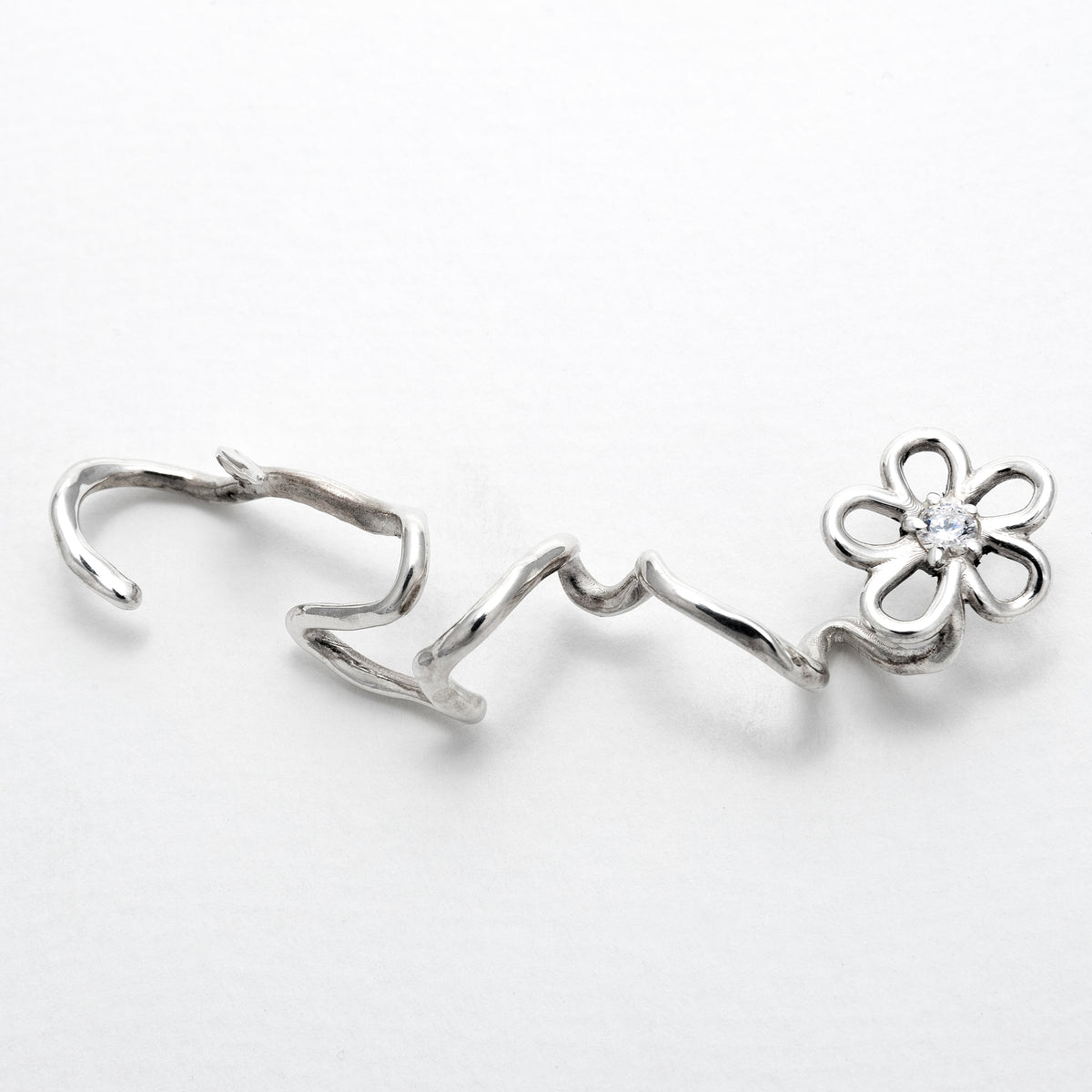 Earcuff Trajectoire en argent 925, fleur serti de pierres d'intention — Collection Éclosion