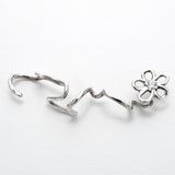 Earcuff Trajectoire en argent 925, fleur serti de pierres d'intention — Collection Éclosion