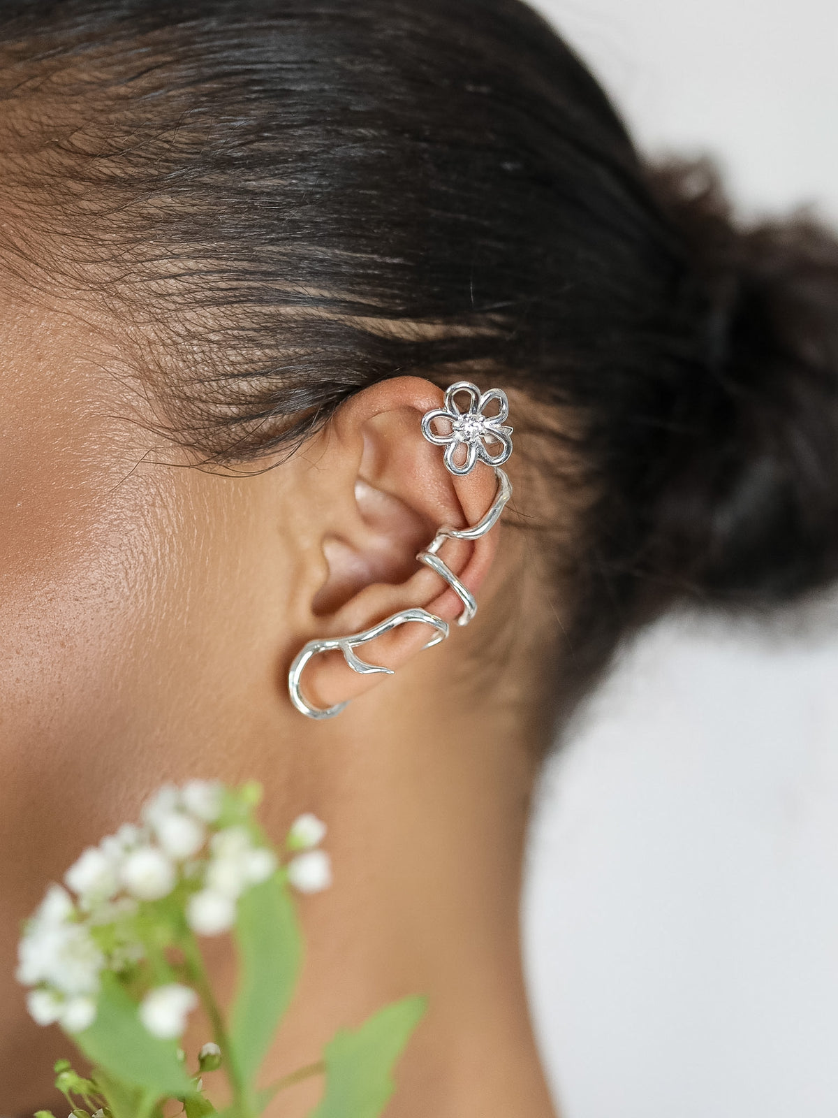 Earcuff Trajectoire en argent 925, fleur serti de pierres d'intention, porté près des cheveux— Collection Éclosion