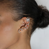 Ear cuff Trajectoire en argent 925, fleur serti de pierres d'intention porté sur l'oreille — Collection Éclosion
