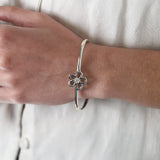 Jonc Sérénité en argent 925, fleur serti de pierres d'intention porté — Collection Éclosion