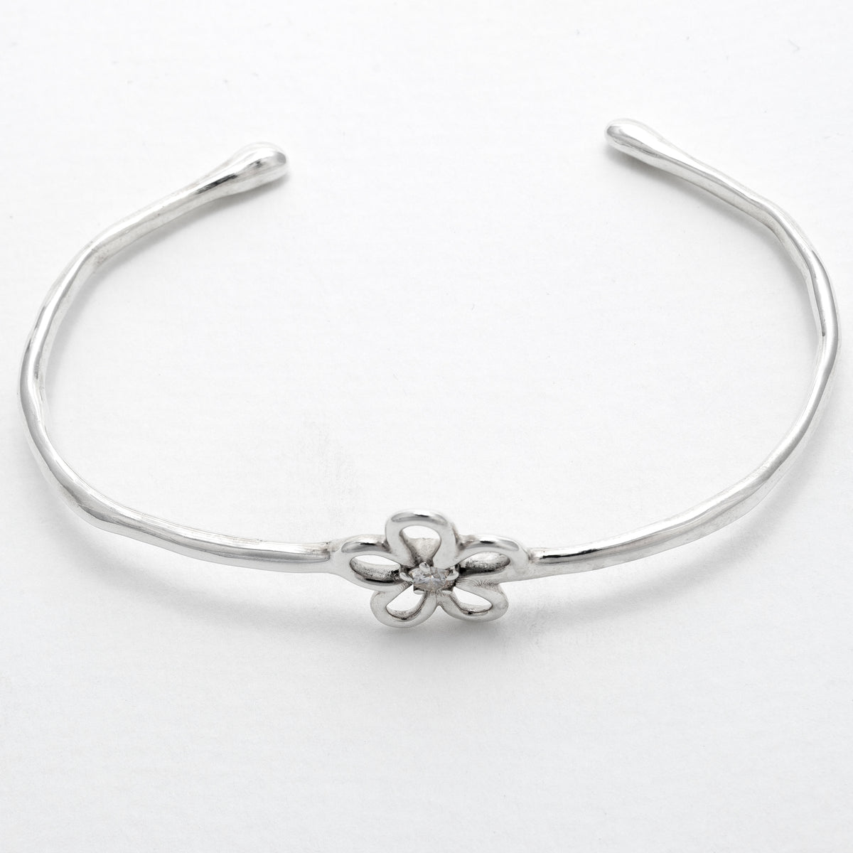 Jonc Sérénité en argent 925, fleur serti de pierres d'intention vue du dessus  — Collection Éclosion