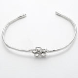 Jonc Sérénité en argent 925, fleur serti de pierres d'intention vue du dessus  — Collection Éclosion