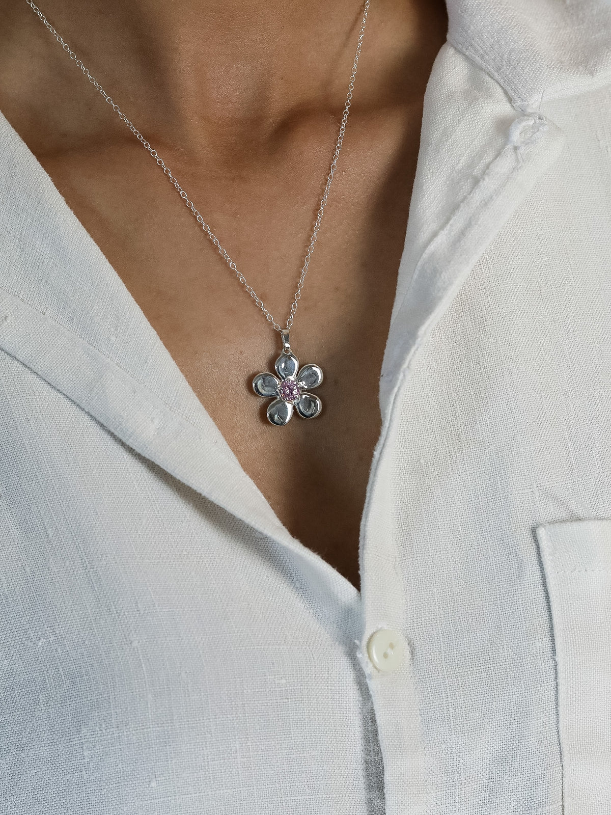 Pendentif Ouverture en argent 925, fleur serti de pierres d'intention porté sur la peau — Collection Éclosion