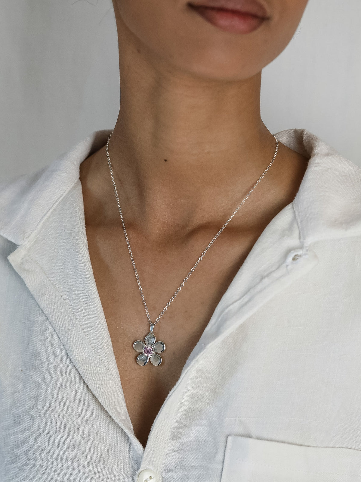 Pendentif Ouverture en argent 925, fleur serti de pierres d'intention porté au cou — Collection Éclosion