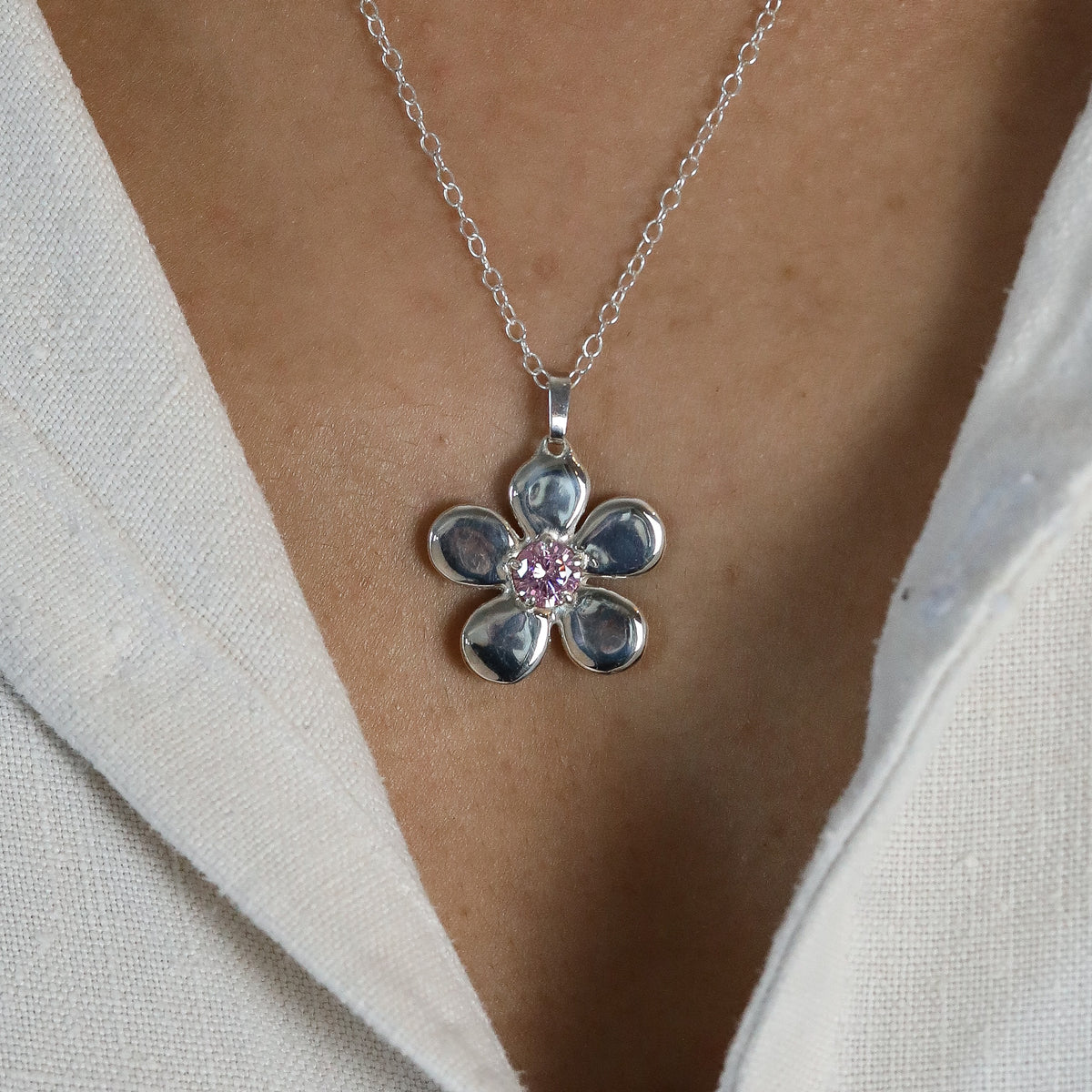 Pendentif Ouverture en argent 925, fleur serti de pierres d'intention gros plan — Collection Éclosion