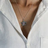 Pendentif Ouverture en argent 925, fleur serti de pierres d'intention porté — Collection Éclosion